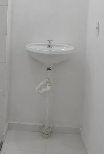 Lavatorio de banheiro em louça branca