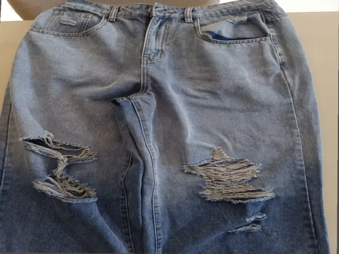 Calça Baggy Rasgada 