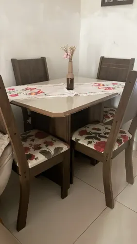 mesa com 4 cadeiras