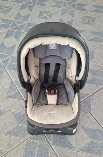 Bebê Conforto Peg-Pérego Primo Viaggio com base regulável.
