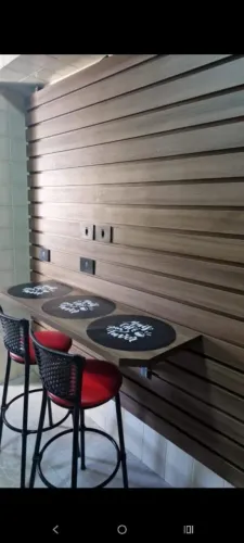 Painel com banquetas 