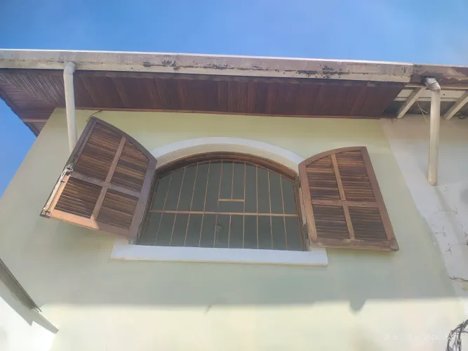 Janela em madeira 1,40 por 1,20 com grade 