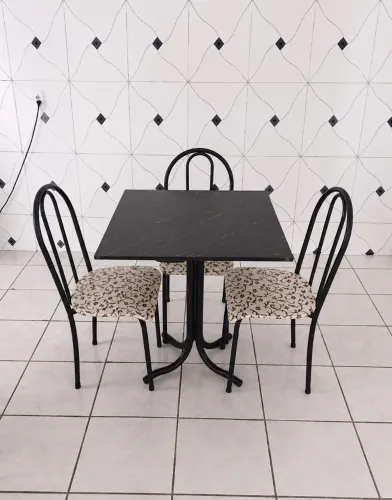 Mesa com 4 cadeiras