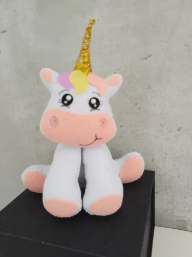 Unicórnio de feltro 