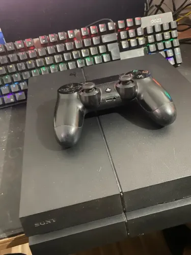 PlayStation 4 com 1 controle e cabos