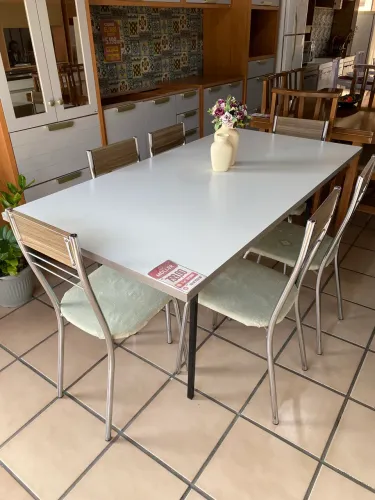 Mesa com 6 cadeiras
