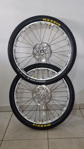 Par de Rodas 26 Completos Downhill Profissional, Mavic Deemax e Pneus Maxxi  Minion Dhr 