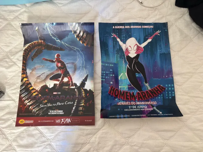 dois pôsteres homem aranha