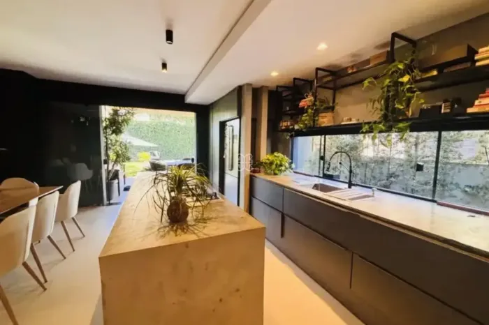 Casa Ampla e Aconchegante com 4 Suítes, Piscina e Espaço Gourmet- Jurerê - Florianópolis-S