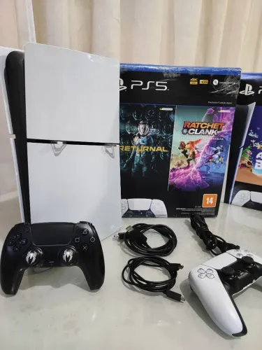 PS5 Slim 1TB digital semi-novo 02 controles