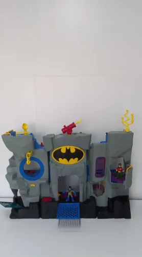 Vendo: Batcaverna Fischer Price, completa, ótimo estado, com acessórios. Valor: 350,00.