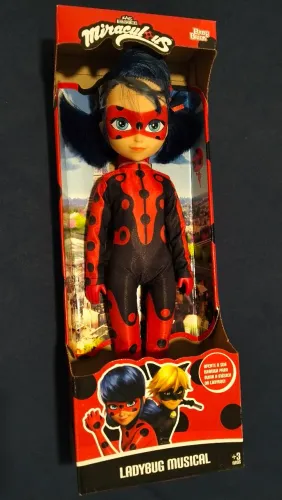 Boneca Ladybug musical.       