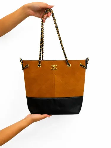 Bolsa Chanel em couro na cor preta/marrom acompanha duas alças 