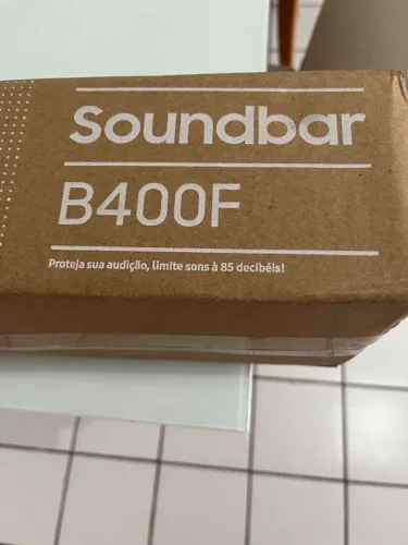 Soundbar Samsung BF400 na caixa
