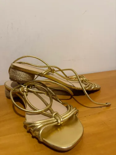 Sandália dourada Arezzo 39