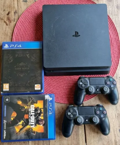 Ps4 slim 1Tb, 2 controles mais 4 jogos( edição especial trilogia dark souls e call of duty