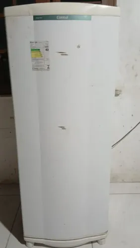 Geladeira Consul, usada com marcas de ferrugem mas funcionando perfeitamente