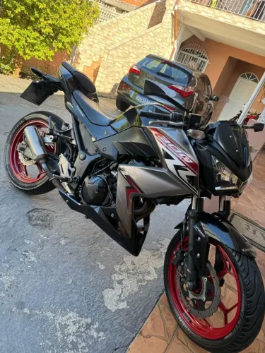 Vendo Kawasaki Z300 ABS 2019, com 98.000 km, muito bem conservada e com visual esportivo
