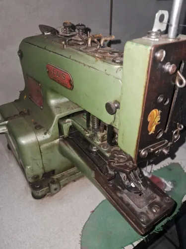 Maquina botoeira industrial