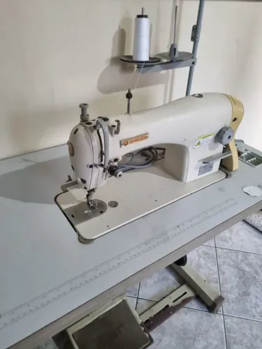 Máquina reta industrial Singer