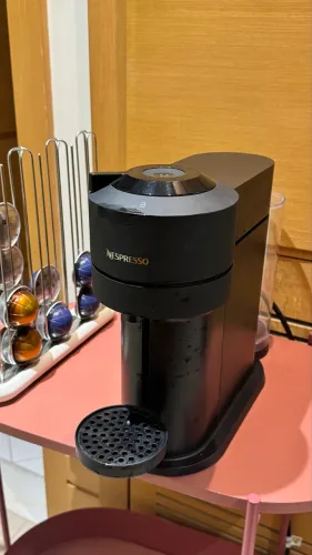 Cafeteira Nespresso + porta cápsula