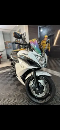 Xj6 branco pérola