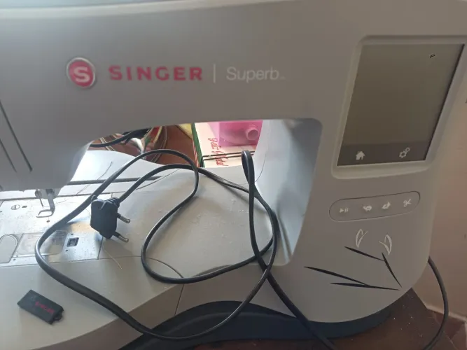 Máquina de bordar superb singer computadorizada