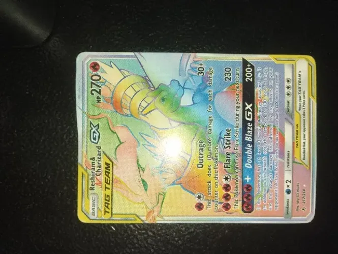 Reshiram & Charizard GX (Rainbow Rare), número 217/214, da coleção Unbroken Bonds.