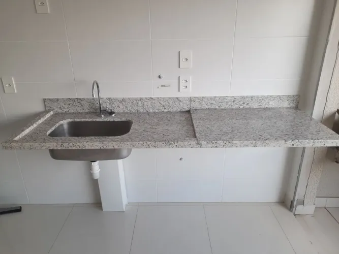 Pia de cozinha com bancada seca e duas pias para banheiro com torneiras