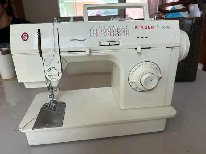 Máquina de Costura Singer Facilita , conservada e Pronta para Uso!
