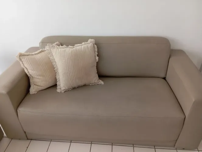 Sofá três lugares 