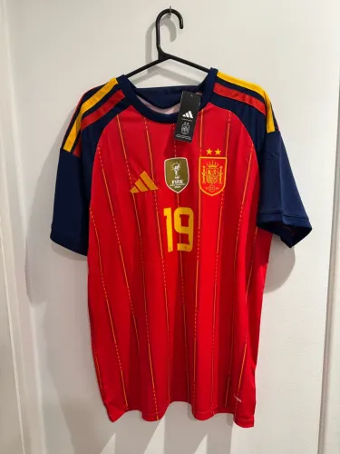 Camisa Espanha Lamine Yamal 19 adidas com patch de campeão da Copa e 2 estrelas