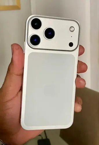 iPhone 11 em carcaça do 17 pro 