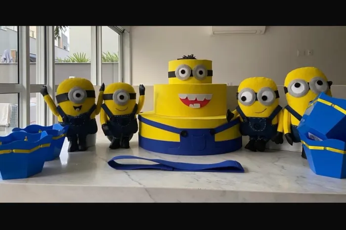 Festa completa Minions - bolo fake, bonecos e potes