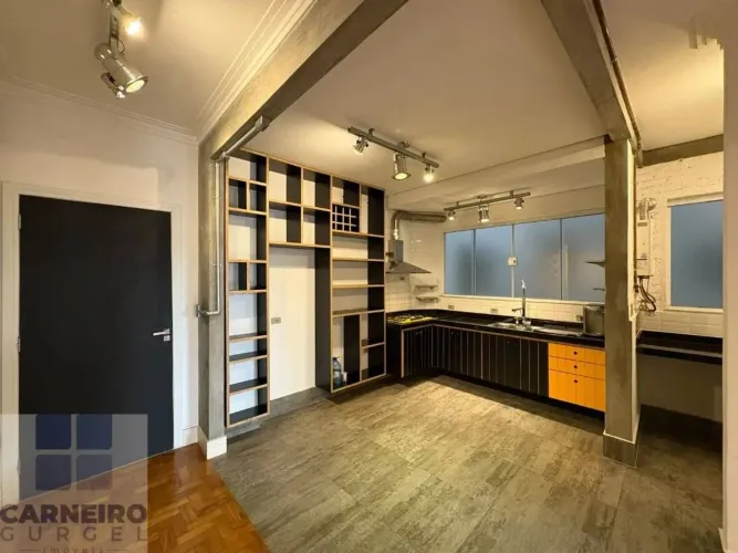 Totalmente reformado: 2 dormitórios, sendo 1 suíte, 104m² de área útil, próximo a todo tip