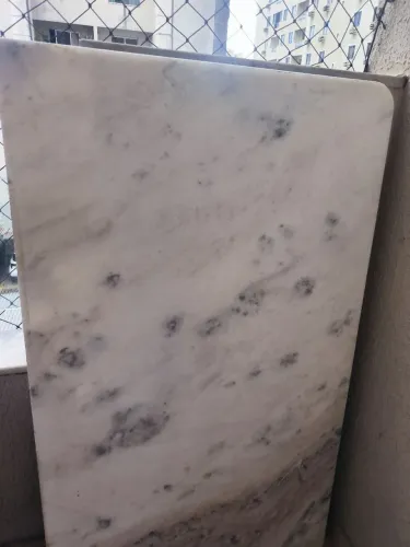 Vendo pedras de mármore branco.<br>G (120cm X 70cm)<br>P (95cm X 30cm)