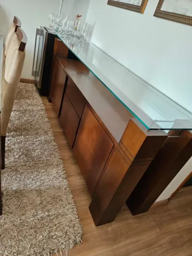 Buffet de madeira com tampo de vidro 