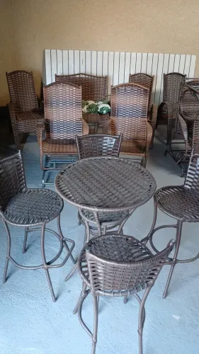 Jogo de bistro com 4 banquetas em fibra sintética 