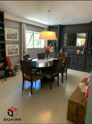 Apartamento de 198m² no Itaim Bibi à venda, com 4 suítes e 3 vagas de garagem.