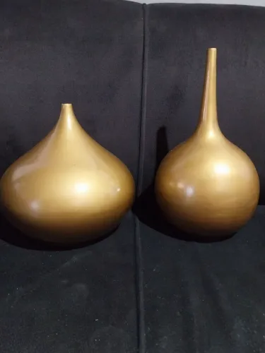 Jarro decorativos na cor dourado, o maior mede 32 cm de altura e o menor mede 22 cm de au