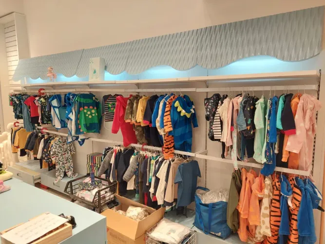 Loja de roupa infantil- somente mobilias 