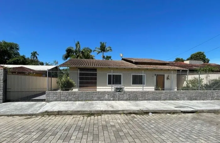 Casa com 3 dormitórios para alugar, 200 m² por R$ 6.551,78/mês - Bom Retiro - Joinville/SC