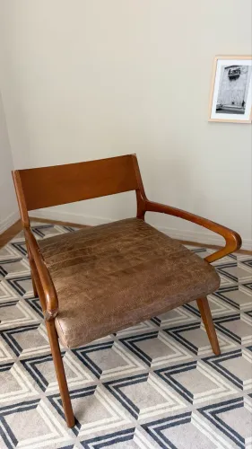 Poltrona Estudiobola em Madeira Nobre e Couro para Restauro