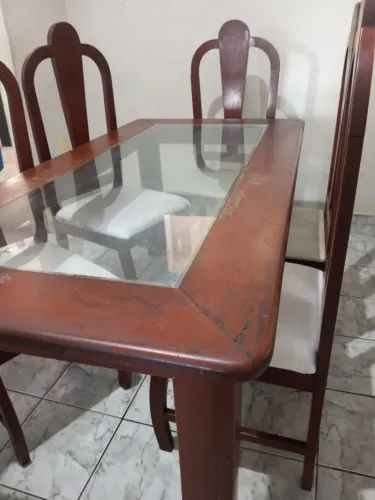 Mesa tampo de vidro temperado, 6 cadeiras e buffet, madeira $ 1.200