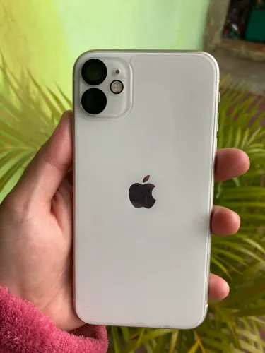 Vendo iPhone 11 64gb semi novo, peças nunca aberto