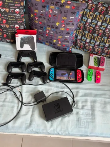 Nintendo Switch V2 Desbloqueado + 4 Joy-Cons + Pro Controller + 128GB (APENAS RETIRADA)