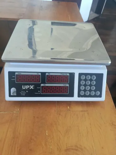 Vendo balança upx 15 kg com selo do Inmetro. Balança sem carregador.