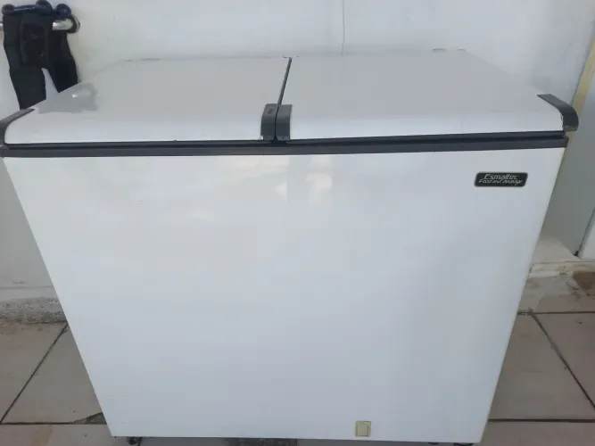 Freezer esmaltec semi novo 325l espaço 8 grandes de cerveja