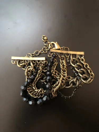 Pulseira multifios dourado envelhecido com cristais pretos