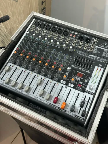 MESA DE SOM + CASE